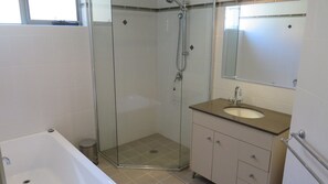 Bathtub - REFLECTIONS UNIT 1 - AIRCONDITIONING & THREE BEDROOMS (South West Rocks)