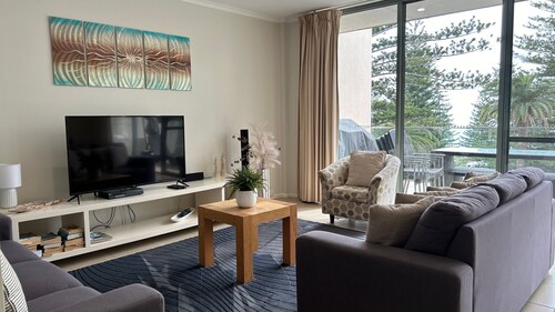 TRADEWINDS 8 - TOP FLOOR, VIEWS & 100 M TO BEACH