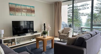 TRADEWINDS 8 - TOP FLOOR, VIEWS & 100 M TO BEACH