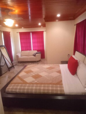 3 makuuhuonetta, tallelokero huoneessa, Wi-Fi, vuodevaatteet