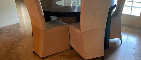 3 chambres, coffres-forts dans les chambres, Wi-Fi, draps fournis