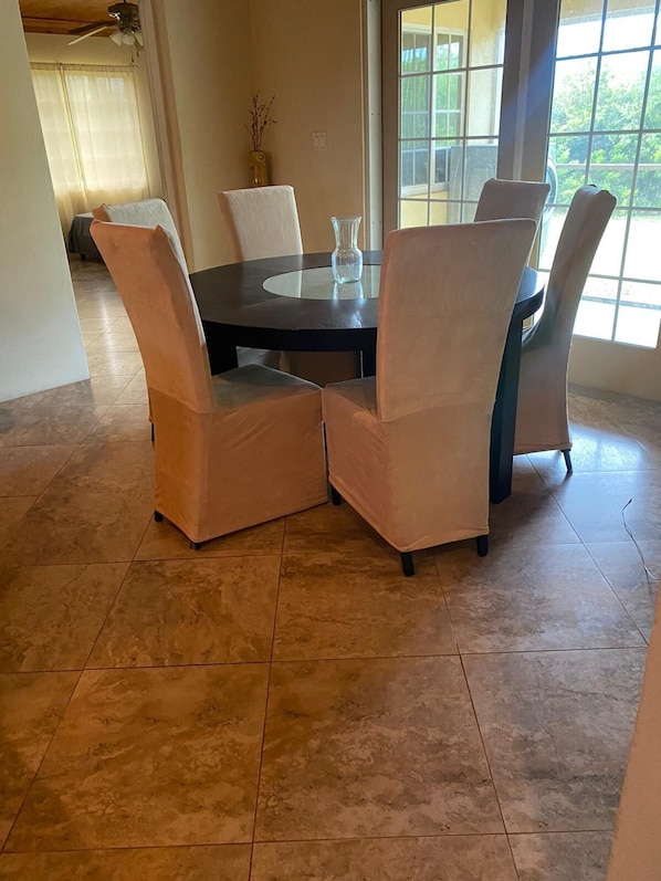 3 makuuhuonetta, tallelokero huoneessa, Wi-Fi, vuodevaatteet