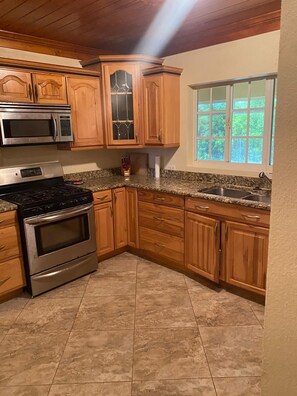 Jääkaappi, mikroaaltouuni, uuni, liesi