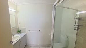 Shower - TRADEWINDS 3 - HORSESHOE BAY VIEWS (South West Rocks)