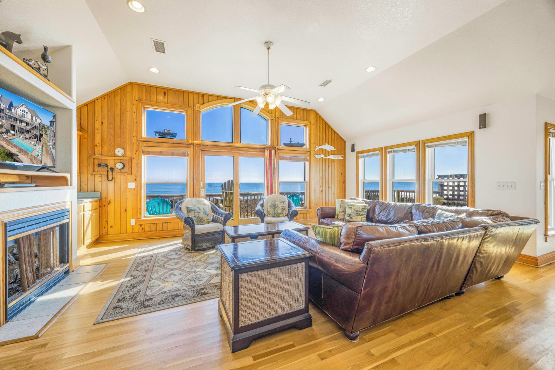 Smart-tv, dvd-afspiller, bøger, videobibliotek