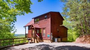 A wooden cabin with a balcony, a staircase, and a signboard. - ⛰️A Bird Song: Spectacular Views | Minutes from Pigeon Forge & Gatlinburg🌲 (Sevierville)