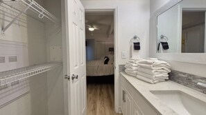Combined shower/tub, towels