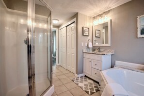 Combined shower/bathtub, towels - Dog friendly beachfront condo with sunset view (Gulf Shores)