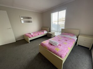 5 Schlafzimmer, Bügeleisen/Bügelbrett, Bettwäsche