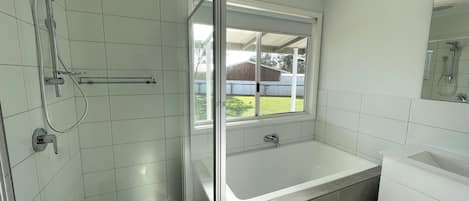 Dusche, Haartrockner, Handtücher, Toilettenpapier