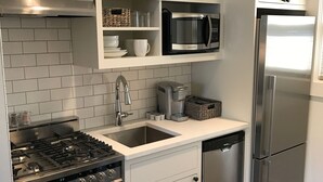 コーヒー / ティーメーカー、冷蔵庫、電子レンジ、オーブン