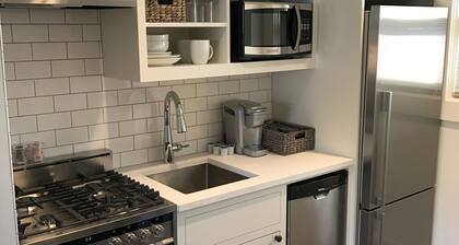 Downtown Carlton Luxury Cottage for Two 🍷