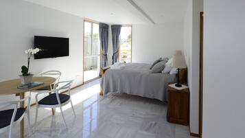 Iron/ironing board, WiFi, bed sheets