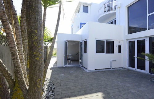 Cockle Lane Beach Studio Two - a beachside getaway, just for you