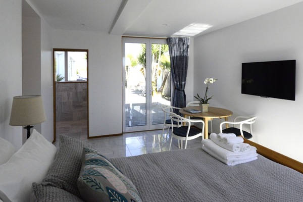 Tabla de planchar con plancha, wifi, ropa de cama