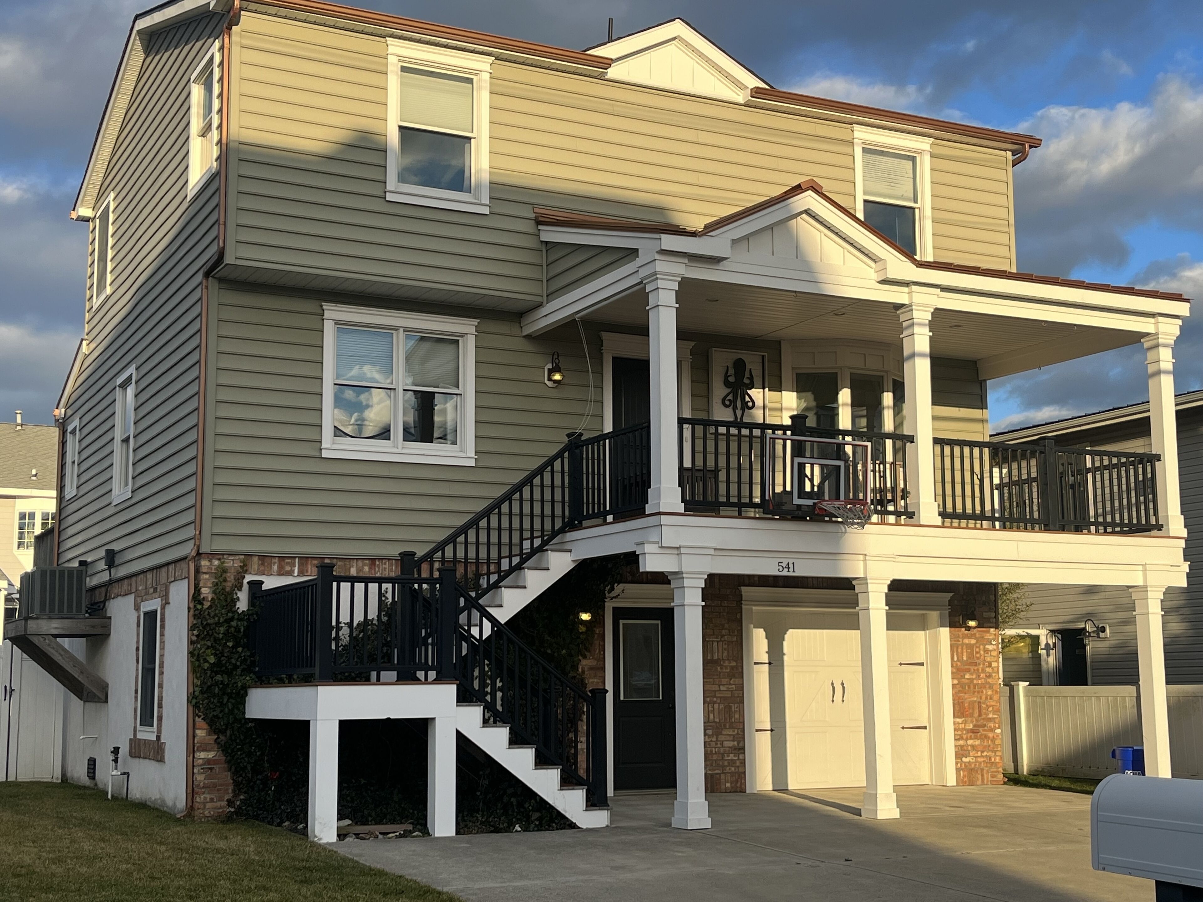5 Bedroom 3.5 Bath! Bay Views + Private Wood Burning Outdoor Fireplace. Pets OK!