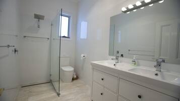 Serviettes fournies, papier toilette