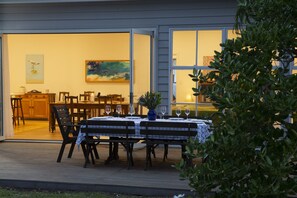 Dining - Central as it gets! Right behind the Union Cafe, free wifi... (Robe)