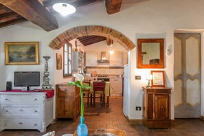 Fridge, oven, stovetop, coffee/tea maker