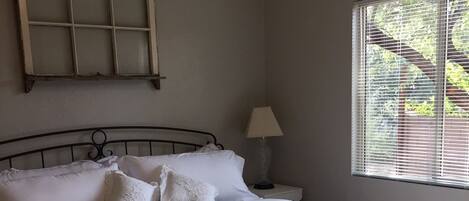 1 habitación, tabla de planchar con plancha y cuna de viaje