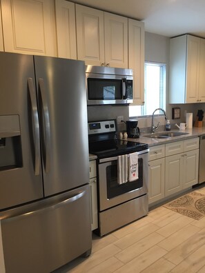 Jääkaappi, mikroaaltouuni, uuni, liesi