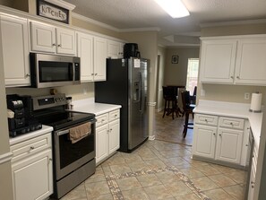 Fridge, microwave, oven, stovetop - Perfect Location ! Walking Distance ! (Augusta)