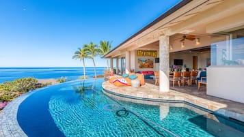 Ääretön uima-allas, aurinkotuoleja