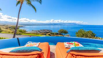Piscine à débordement, chaises longues