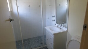 Shower - Cabenay Unit 2 (South West Rocks)