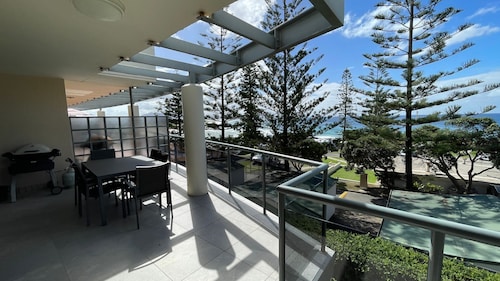 NORTHPOINT UNIT 7 - BEAUTIFUL VIEWS & 100 METRES TO BEACH