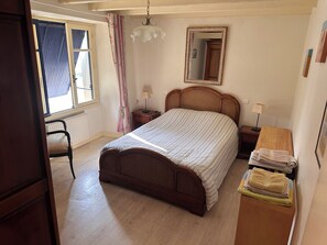 2 bedrooms, iron/ironing board, free WiFi, bed sheets