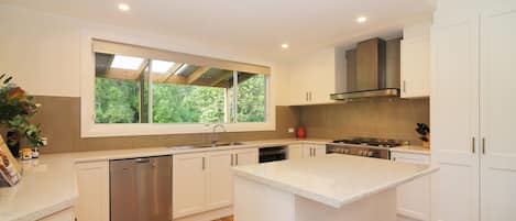 Jääkaappi, mikroaaltouuni, uuni, liesi