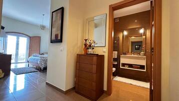 2 bedrooms, soundproofing, iron/ironing board, free WiFi