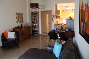 Téléviseur connecté, lecteur de DVD, livres, chaîne audio