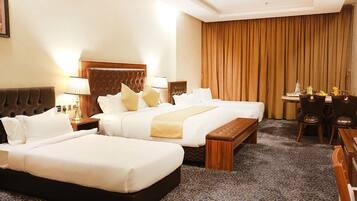 Suite – junior | Minibar, safe på rommet, skrivebord og skrivebord for bærbar PC