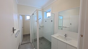 Shower - CABENAY UNIT 1 - GROUND FLOOR PARK VIEWS (SOUTH WEST ROCKS)