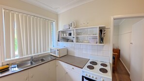 Microwave - CABENAY UNIT 1 - GROUND FLOOR PARK VIEWS (SOUTH WEST ROCKS)