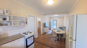 Microwave - CABENAY UNIT 1 - GROUND FLOOR PARK VIEWS (SOUTH WEST ROCKS)