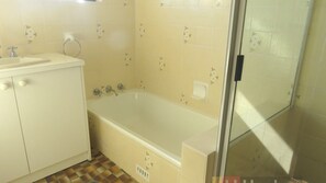 Shower - WOODY WONDER UNIT 8 - TOP FLOOR GREAT LOCATION (SOUTH WEST ROCKS)