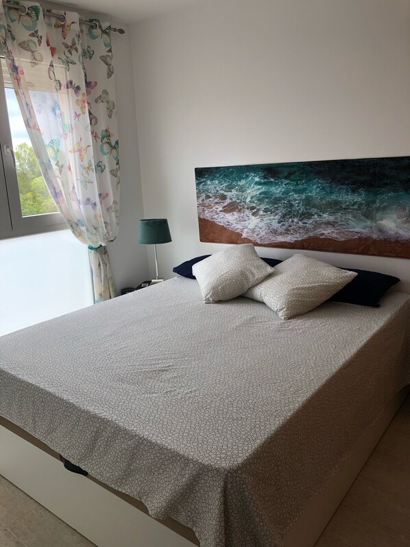 2 bedrooms, iron/ironing board, travel cot, free WiFi