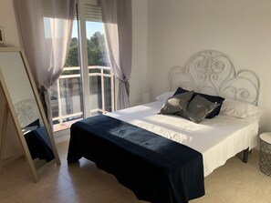 2 makuuhuonetta, silitysrauta/-lauta, vauvan matkasänky, ilmainen Wi-Fi