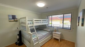 2 bedrooms - NORTHPOINT UNIT 4 - 100 METRES TO BEACH (SOUTH WEST ROCKS)