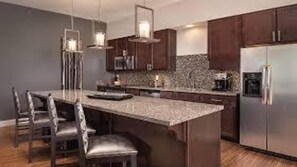 ثلاجة، ميكروويف، فرن، موقد طهي مسطح