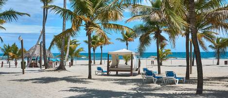 Chaises longues, serviettes de plage