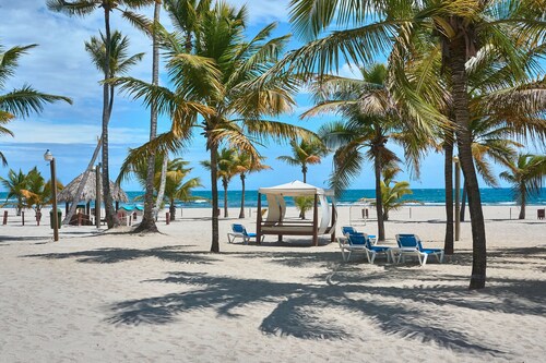 Scène de plage à la mode dans un condo évasion sur la plage