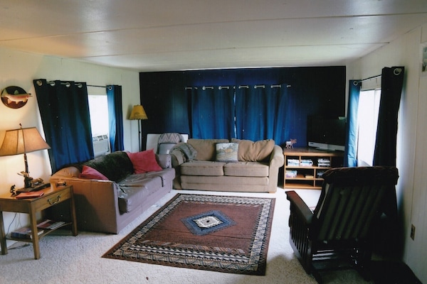 Comfortable, clean and quiet. 360 degrees of mountain views!