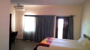 Deluxe Room, 1 Queen Bed, Non Smoking, Ocean View | Hypo-allergenic bedding, desk, soundproofing, bed sheets