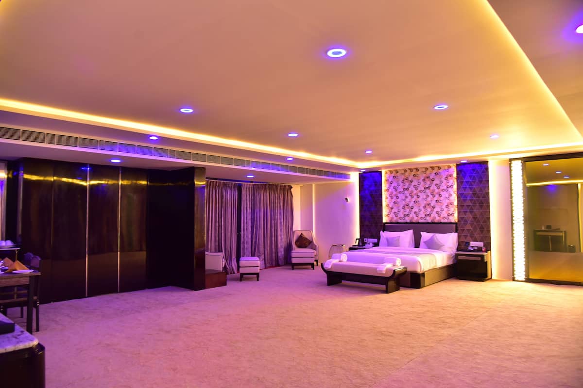 Ein geräumiges Schlafzimmer mit einem großen Bett, einem Schreibtisch und einem Kleiderschrank.