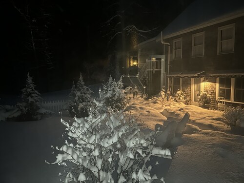 Chic Farmhouse Guest Cottage, ROW yksityiselle rannalle, A / C