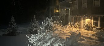 Chic Farmhse Cottage, private beach, WiFi unlimited streaming/zoom, A/C, 600sf